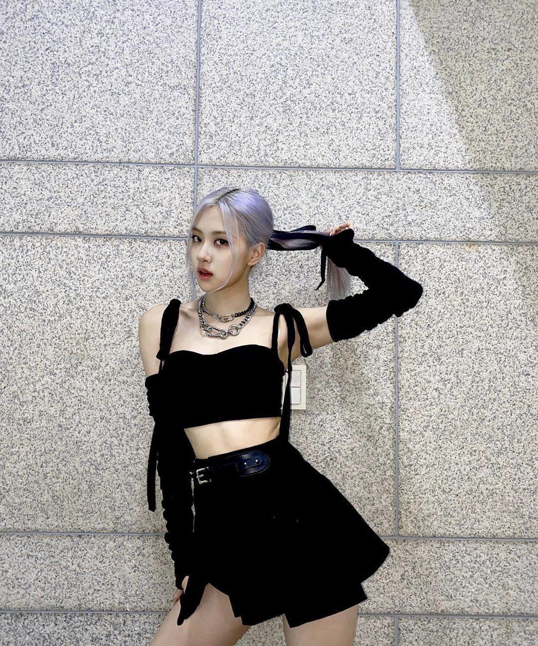 造型|郑合惠子的机场造型清爽洋气,吊带搭配格纹长款,又飒又美