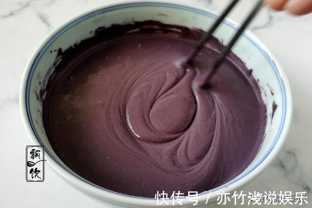 黑米糕|老人想吃米糕，黑米粉加酵母做出来，没有泡打粉的蓬松，但很好吃