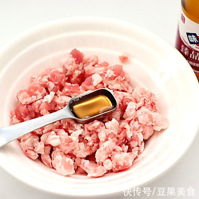 胡萝卜|#一口新年味，全家享佳味#鹌鹑蛋肉末蒸