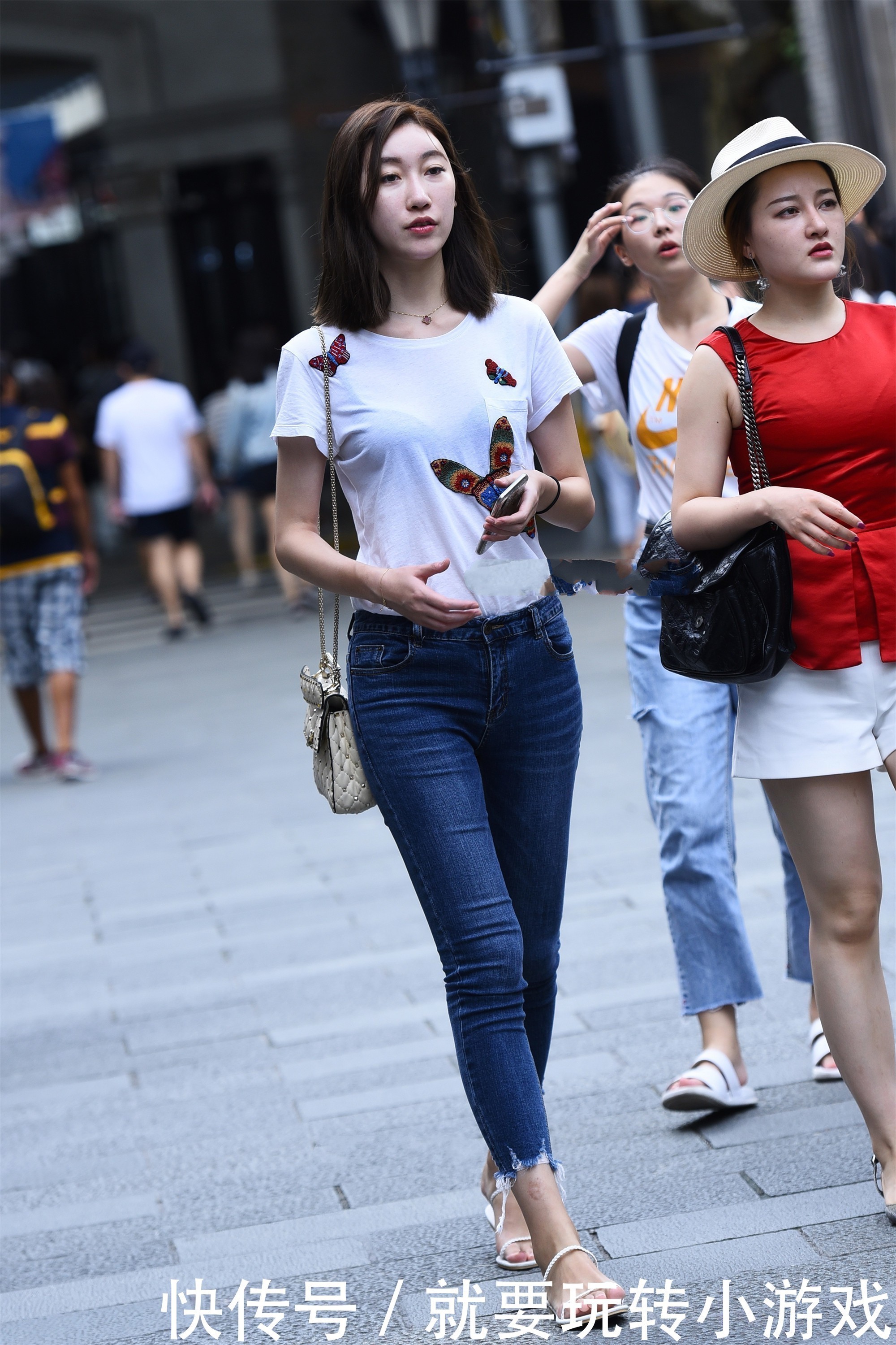 短袖配牛仔裤,简单大方,而且两个都是很百搭的衣服