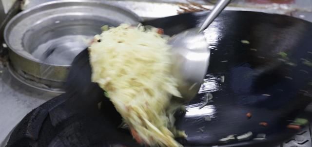 土豆丝里打2鸡蛋,没想到这么好吃,我家隔天就想吃,出锅被抢光