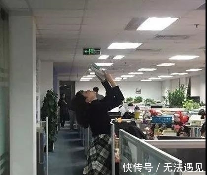 |搞笑gif段子:之所以没考上清华,一定是因为看书姿势不对