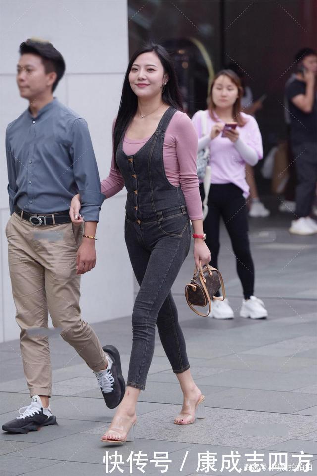 复古古着|皮粉色修身长袖打底,外搭黑色修身牛仔背带裤,清爽时尚