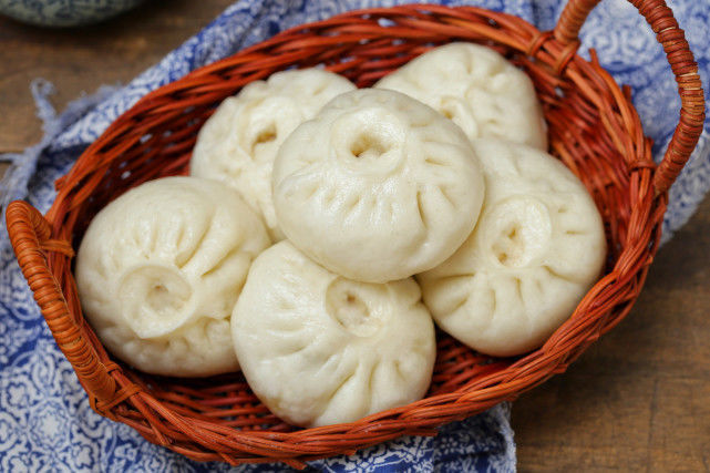 两锅|入冬后就馋酸菜馅的包子,皮薄馅大酸爽美味,一次蒸两锅都不够吃