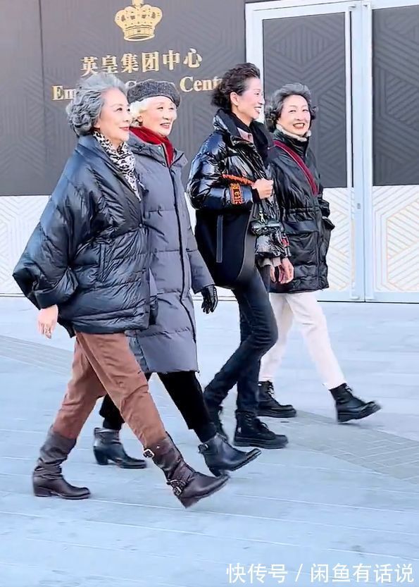 街拍|黑羽绒服怎么搭才好看?看70岁奶奶街拍就知道,白裤子最时髦上镜