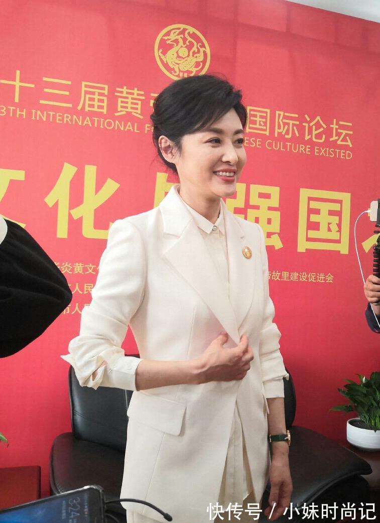 高贵|周涛不愧是主持界“一姐”,穿深蓝流苏礼裙高贵典雅,气质真绝