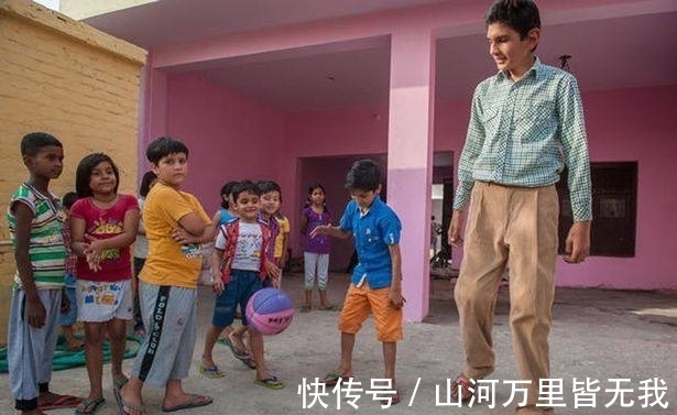 镜报|8岁男孩身高1.98米,刚出生便打破两项纪录,希望继续长高