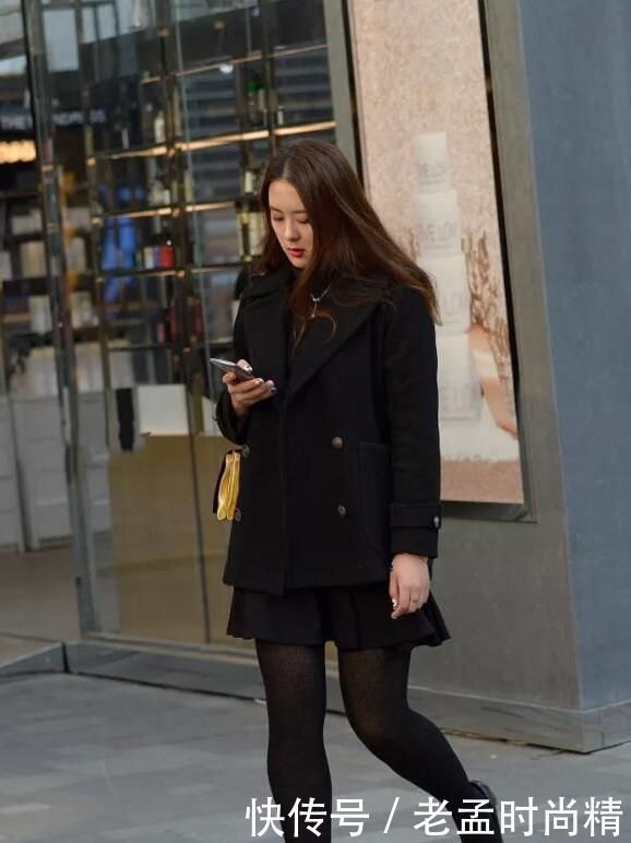 超过|街拍:身高不足160, 体重超过140的美女, 不要选择短裙配黑丝袜, 太显胖