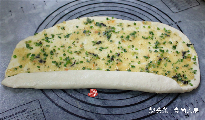 首次做这款花卷，新手也能快速学会，表面蓬松柔软，底部香酥脆口