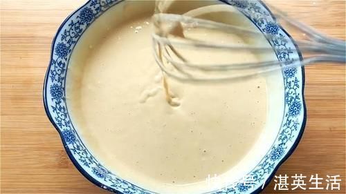 妈妈用2个鸡蛋，1碗面粉，放锅里一烙，比蛋糕好吃，孩子喜欢吃