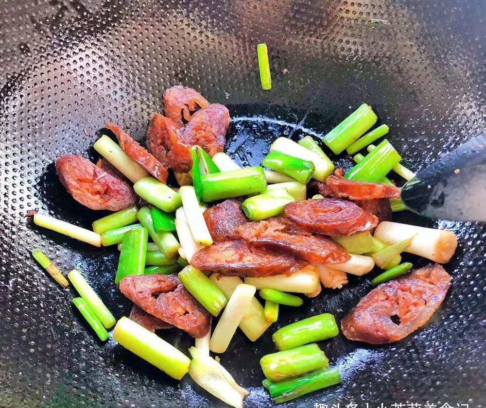 炒腊肠，直接下锅炒不好吃，大厨：多加1步，腊肠香味醇厚口感好