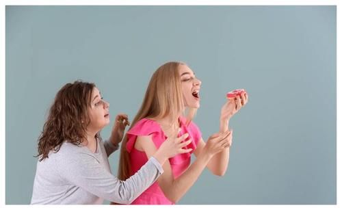 睡眠时间|哪些部位最容易长肉？不想喝一口水都长胖，劝你做好3件事