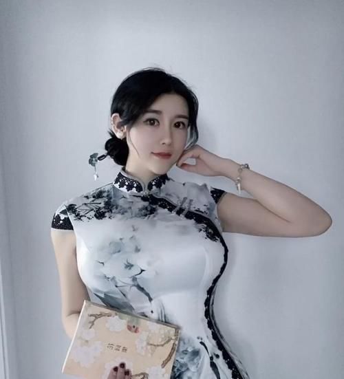 东方美 山水旗袍极具东方美,小姐姐穿上使东方女性的优雅韵味尽溢