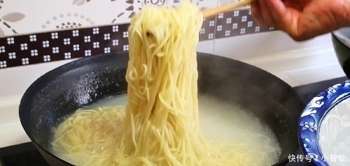 技巧|煮面条,开水下锅就错了店老板教你3个技巧,面条爽滑又筋道