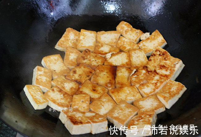 豆腐不用酿肉，这款做法很简单，外酥里嫩，汁鲜入味很下饭！
