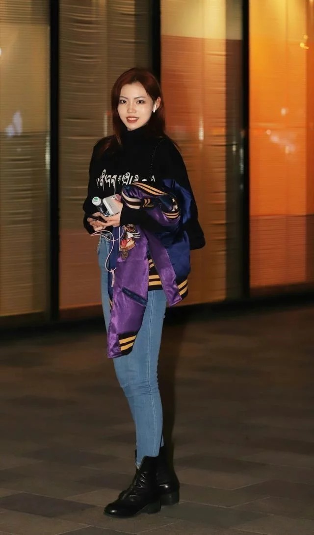 街拍简单大方穿搭的小姐姐,眉眼带笑,女人味十足