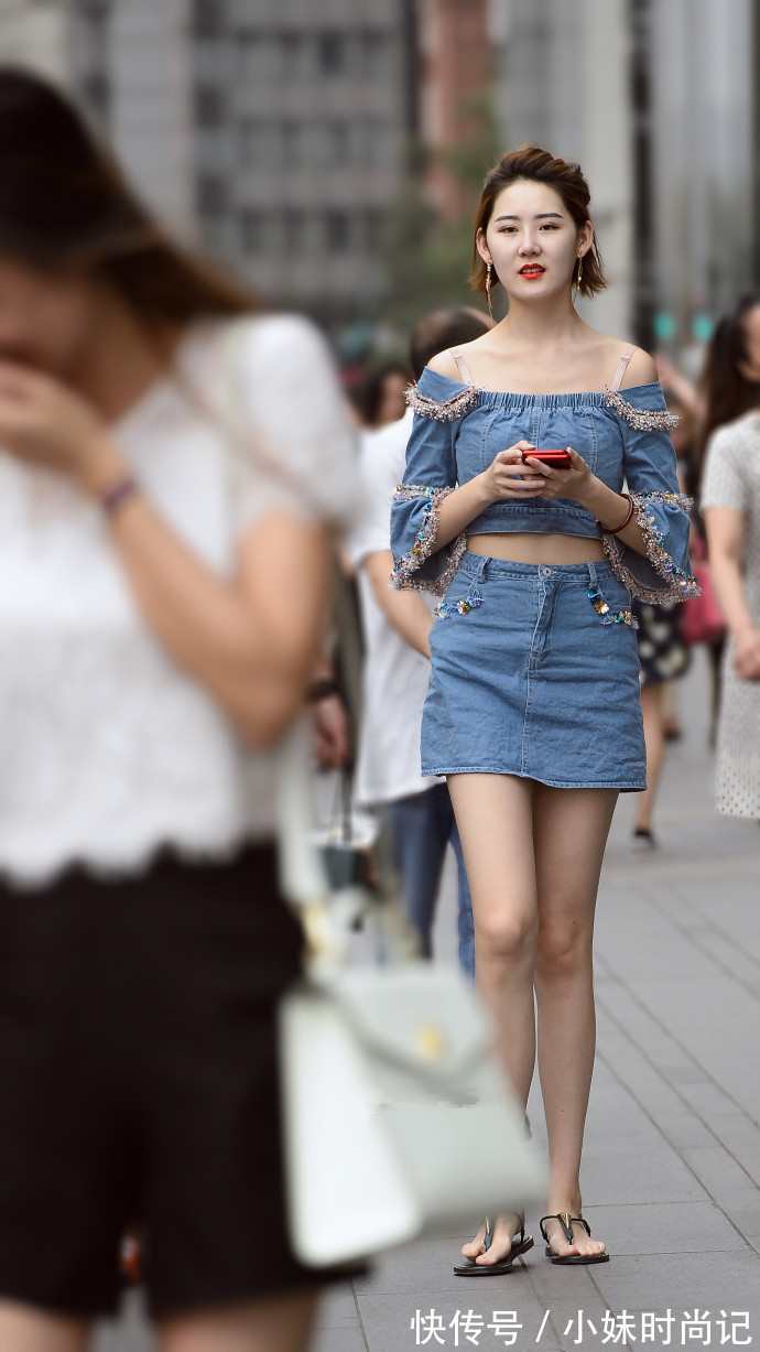 一字肩|街拍,一字肩牛仔衣搭配同款一步裙,简约大方又不失性感