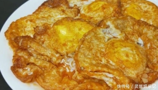 家里剩5个鸡蛋,妈妈简单一做,看起来太好吃了,这做法你见过吗