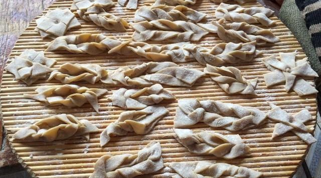 面粉中打入4个鸡蛋,不蒸不烙不煮,出锅孩子抢着吃,给肉也不换