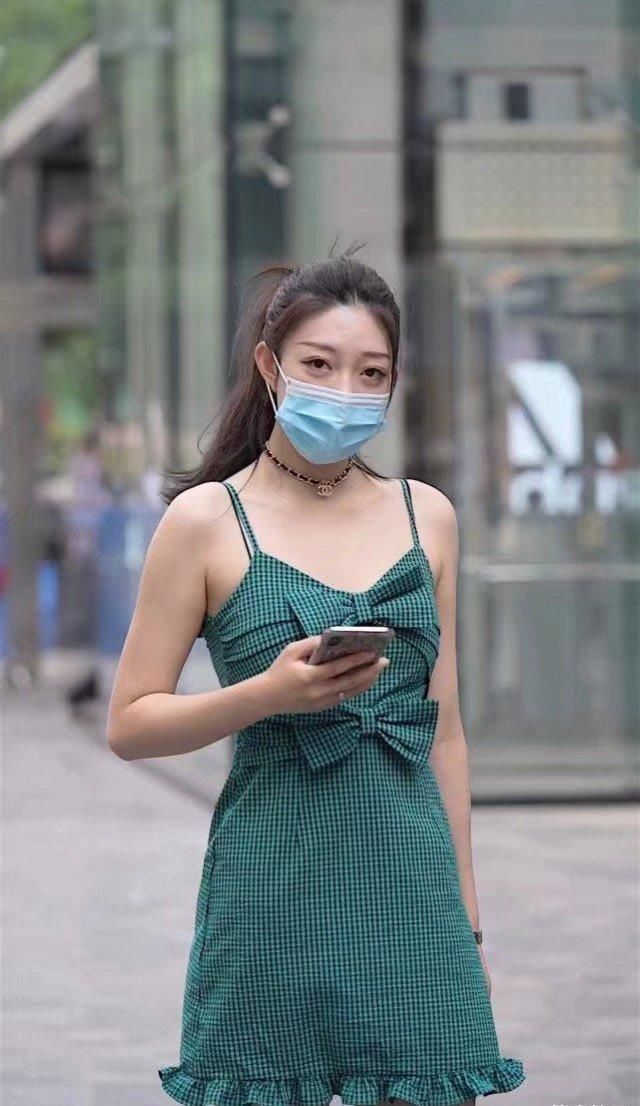 绿色|谁说绿色不流行,大表姐这样一款吊带裙,出门回头率超高