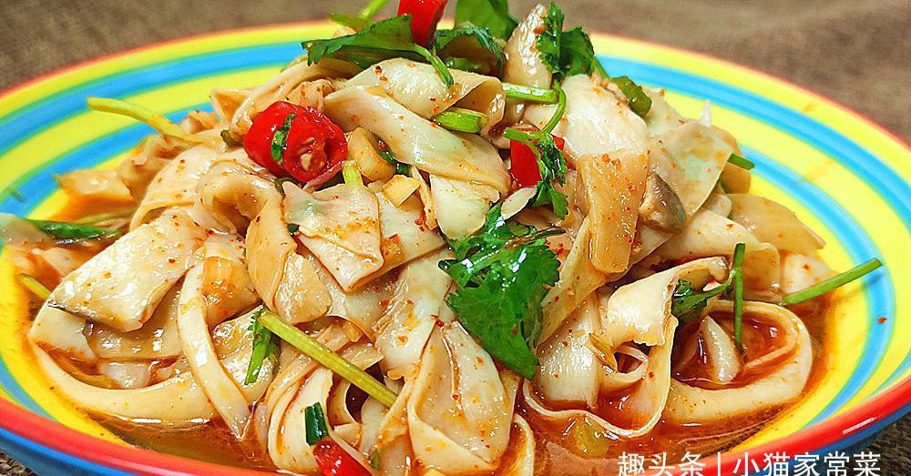 杏鲍菇凉拌比直接用热油炒出来的杏鲍菇口感更好,味道也清香