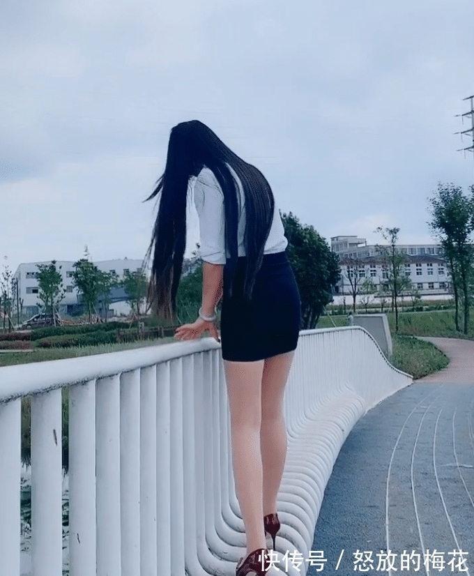 调皮 穿着高跟鞋还调皮,真怕你崴脚!