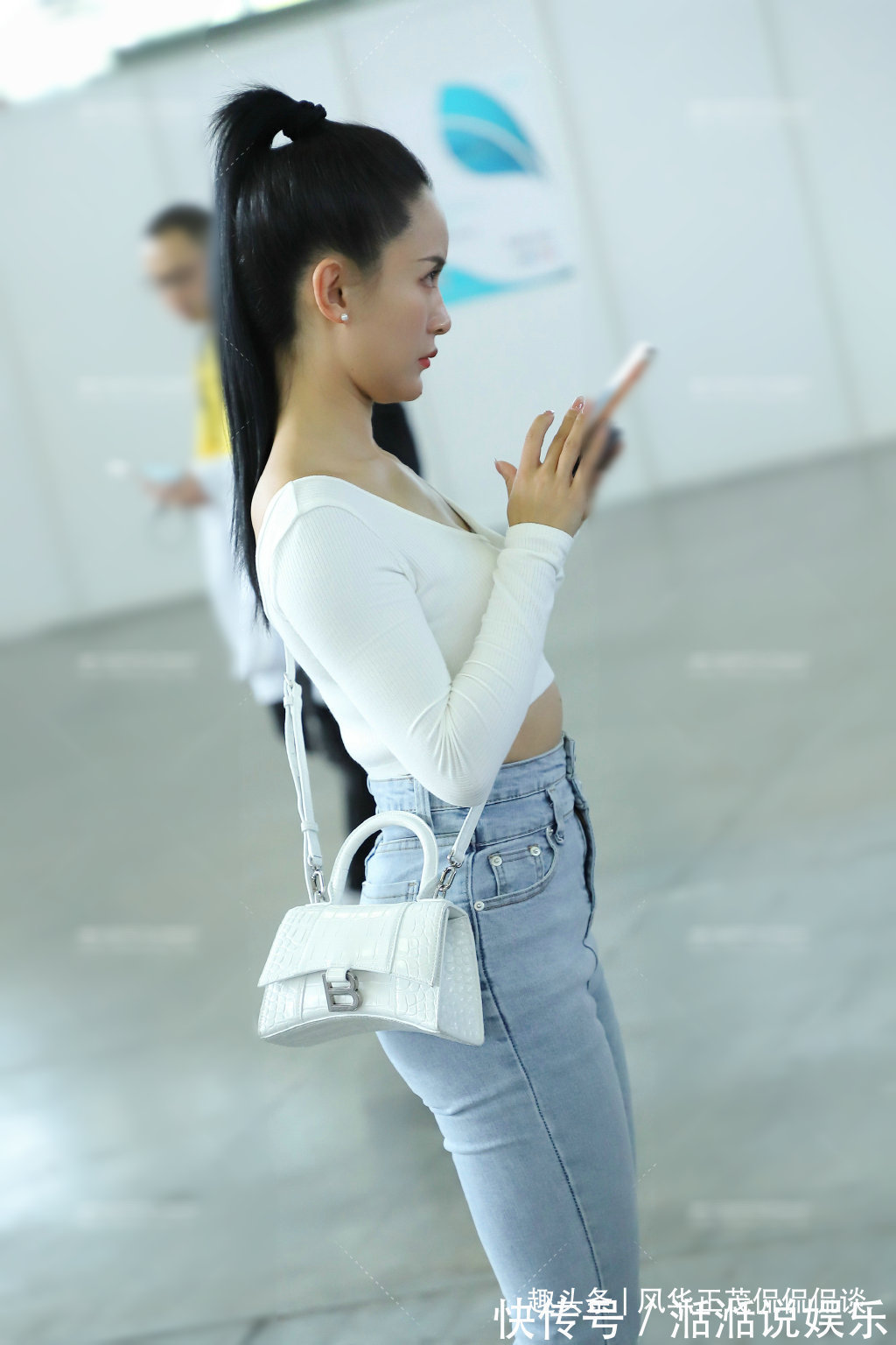 成熟感 时尚的小姐姐街头穿搭,丝滑的白色吊带裙,给人带来时尚感