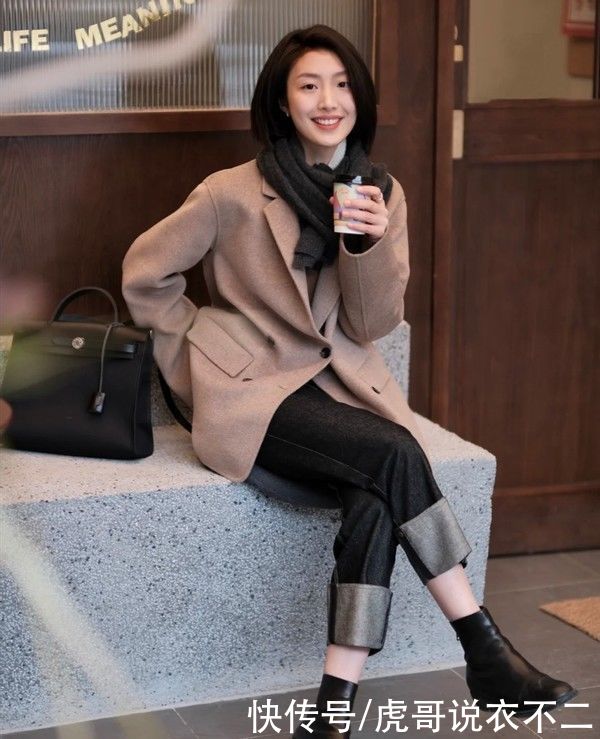 开春惊艳“朋友圈”的穿搭了解一下，每一套都优雅动人，值得借鉴