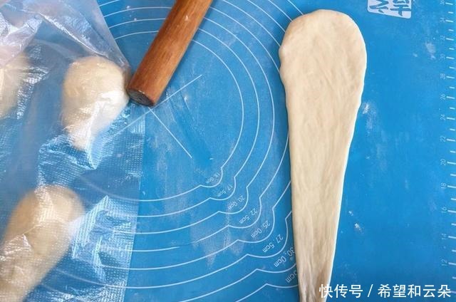 韧性|牛角夹心小面包就这样做,松软香甜,放两天也不硬,孩子超级爱吃