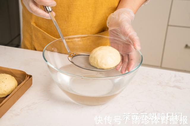 高筋面粉|芝士碱水面包的做法,几步就搞定,越吃越上瘾