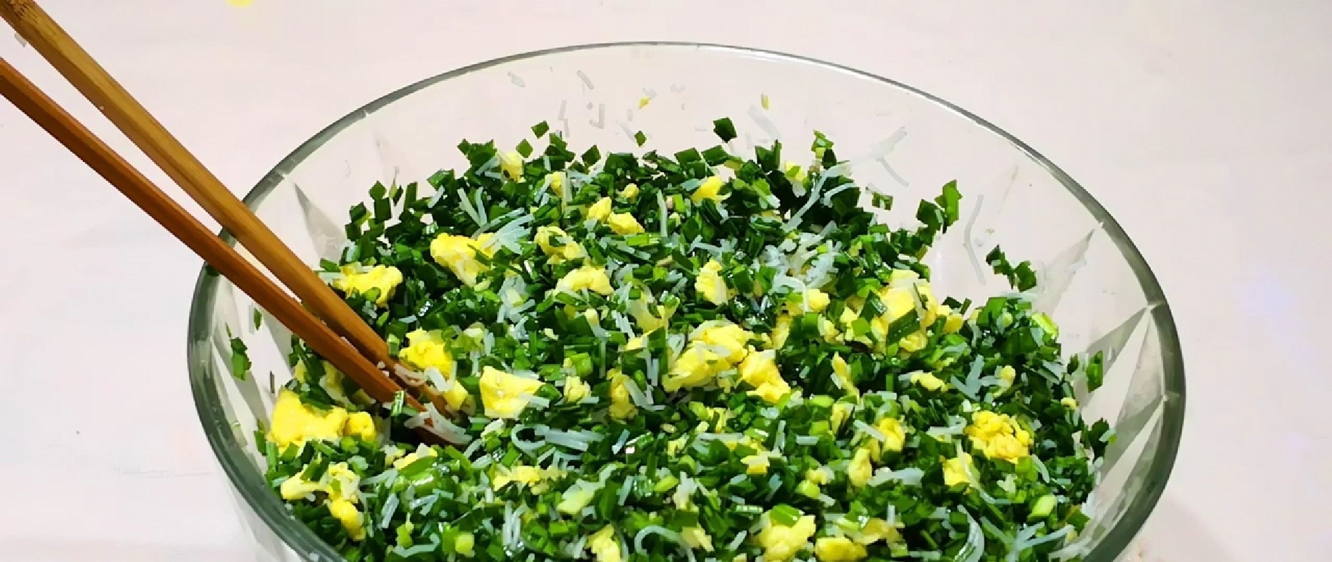 韭菜盒子用冷水还是热水和面?学会这方法,皮薄如纸,凉了也很软