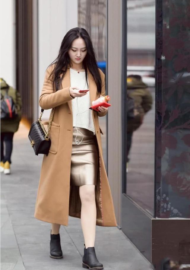 街拍:好养眼的小姐姐啊,看到她以后,心情马上变得好起来