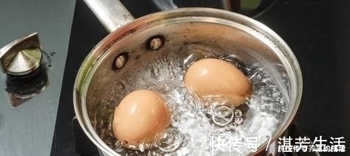 白水煮鸡蛋时,在水里放点“它”,鸡蛋壳一碰就掉,鸡蛋香嫩好吃