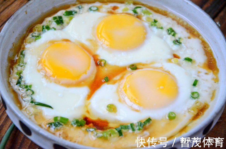 鸡蛋|三个鸡蛋加根葱，这样蒸一蒸，八分钟就出锅，鲜香美味很下饭
