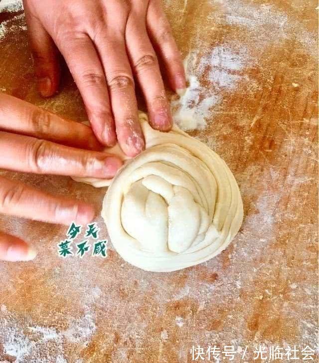 烫面|温水或凉水和面都不对,试试我烙饼的特殊方法,松软酥香,放一天都不会硬