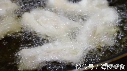 五花肉裹上淀粉糊，加一碗料汁炒，太下饭了，外皮想要更脆有窍门