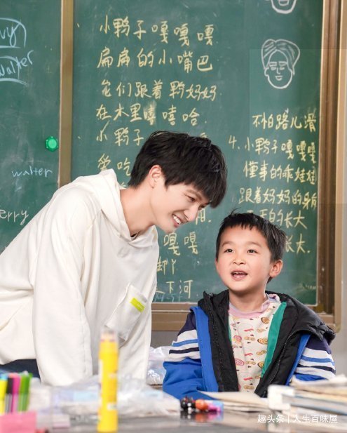 布鞋|万里走单骑:跟随“布鞋男团”成员探寻老司城,网友们,周深来了