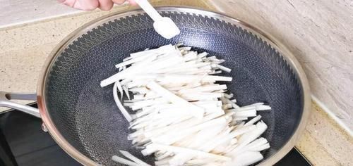 饭店最火的这道菜，教你在家做出来，全家人都抢着吃，超级下饭