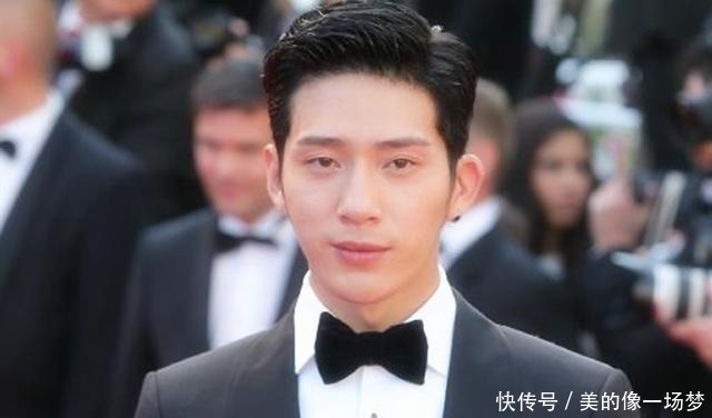 井柏然|出生28天父母离婚,奶奶捡破烂养大他,成名后父母争着与他相认