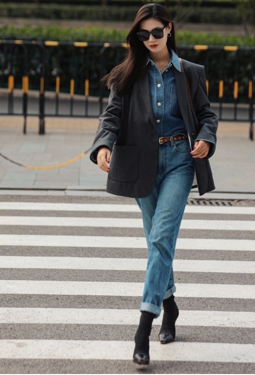 搭配|入冬之后可以穿,黑色高领毛衣搭配牛仔裤,穿出大长腿和小蛮好