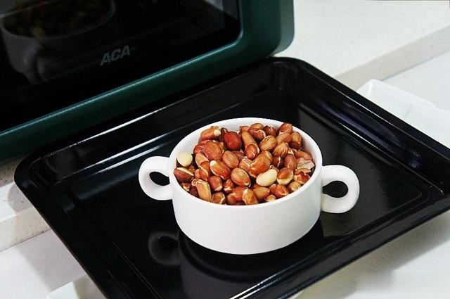 天热花生米别油炸了，10分钟搞定，嘎嘣脆，好吃又健康