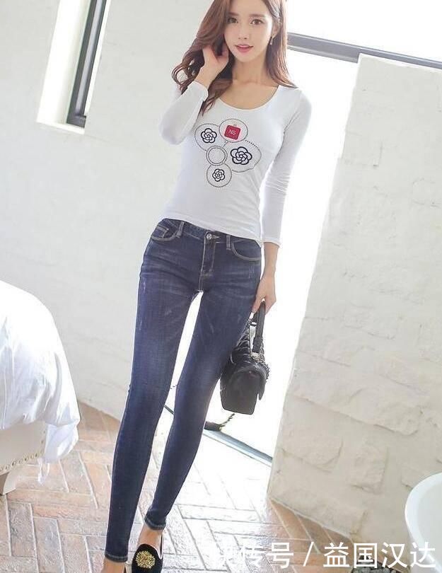 时尚穿搭,小姐姐搭配牛仔裤,露出小蛮腰秀身材