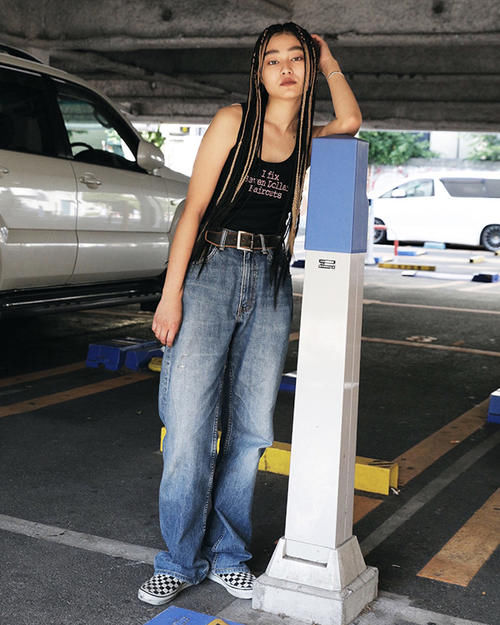 阔腿裤大势已去！今年流行的是“旧裤”，看到明星这样穿我入手了