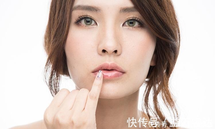 死皮 一天涂“300支”口红,嘴巴却依旧Q弹,李佳琦的护唇方法绝了