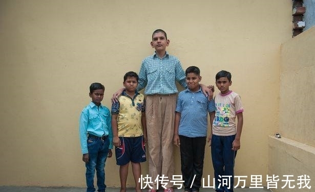 镜报|8岁男孩身高1.98米,刚出生便打破两项纪录,希望继续长高