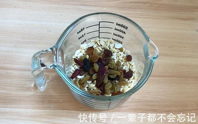 花生馅儿的南瓜面包,松软香甜,步骤简单,配一杯牛奶可当早餐