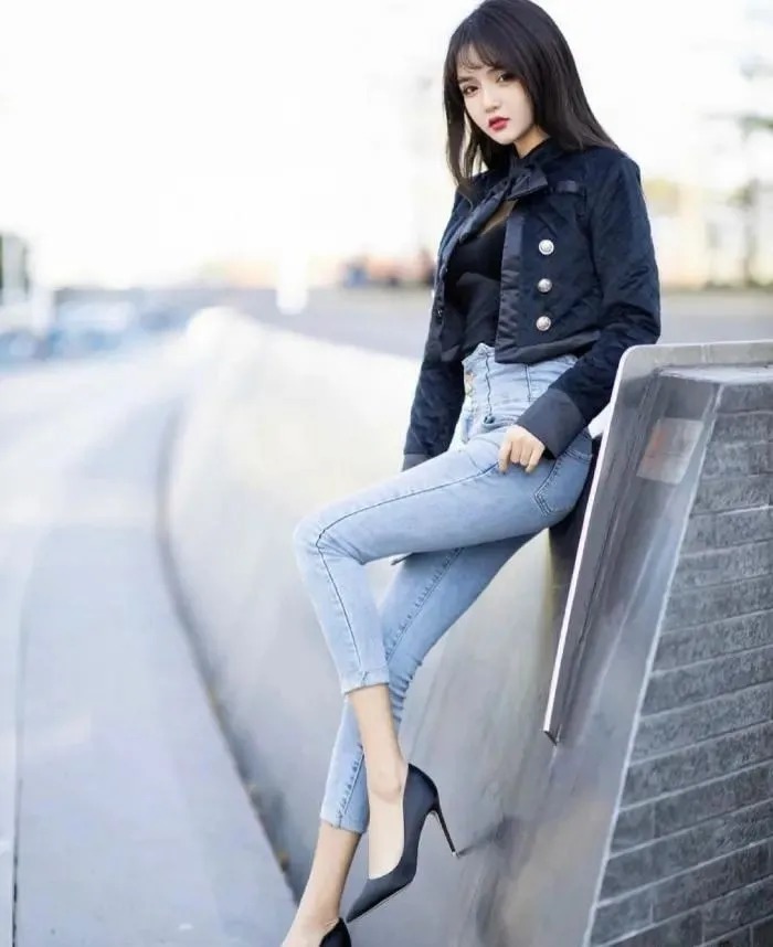 高腰牛仔裤的魅力,只有身材好的女生穿上才能展现出来