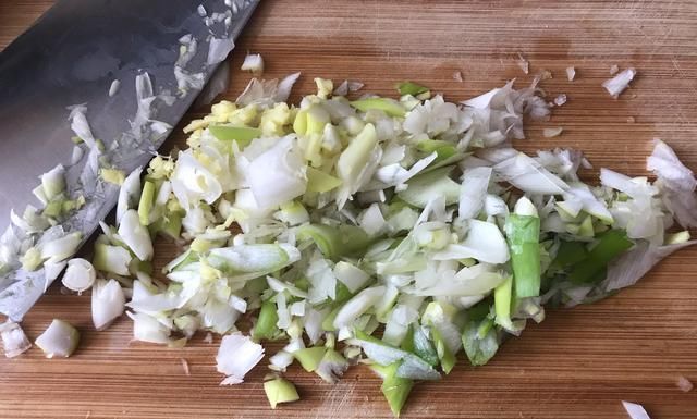 教你做金黄的水煎包，撒上芝麻与葱花，每咬一口都爆汁