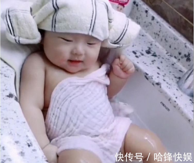 女儿|宝妈将8个月女儿丢给孩子爸,爸爸发来几张照片,宝妈直接笑喷了