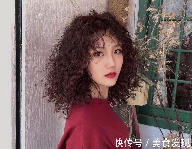 洋气 今冬流行烫满头发型20多款,时尚还保暖,烫完真洋气!